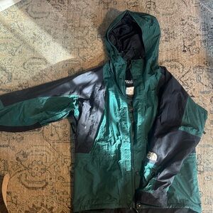 MENS GREAT CONDITION VINTAGE NORTH FACE GORE-TEX JACKET SIZE L/XL. WITH FLEECE!!